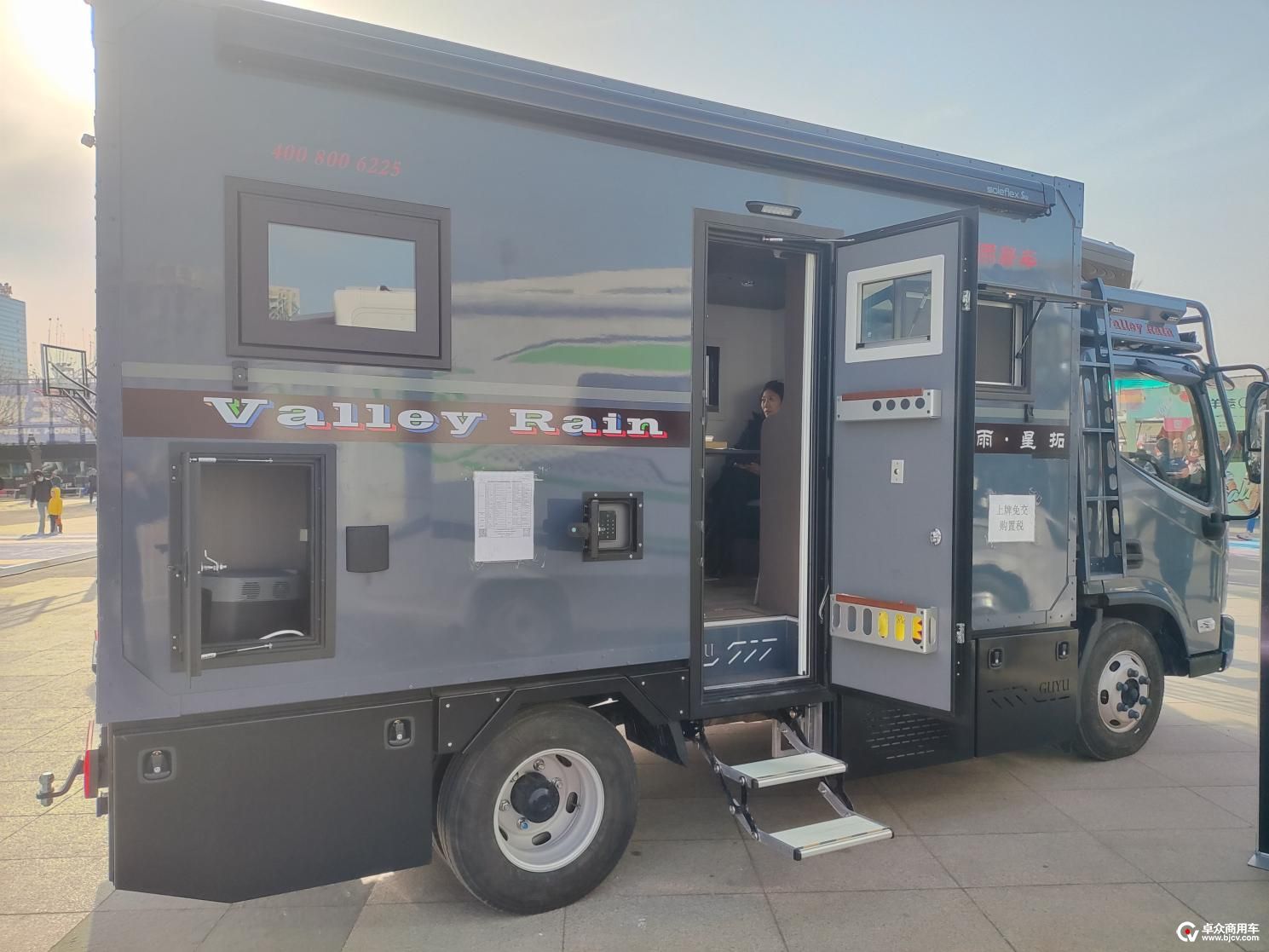 北汽福田欧马可助力北汽男篮 欧马可智蓝hs1混动房车亮相比赛现场